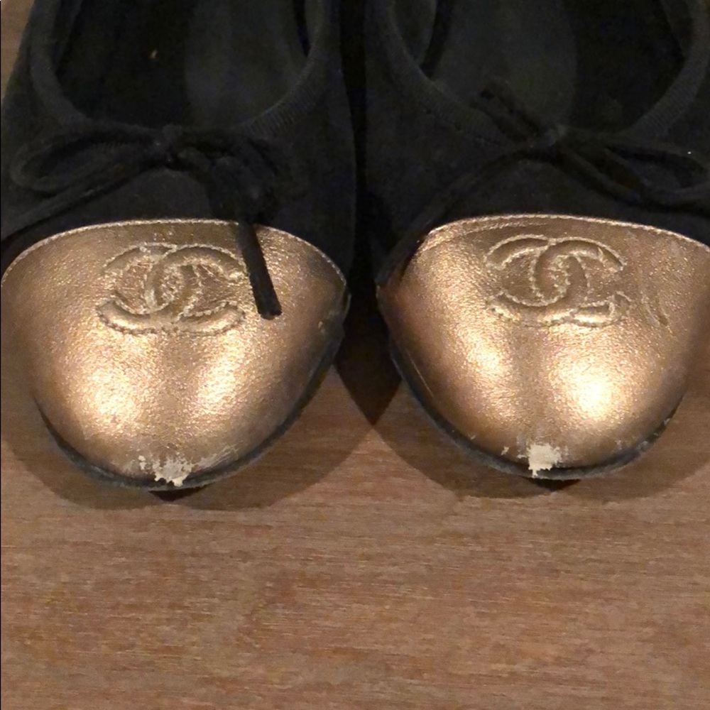 CHANEL Leather Cap Ballet Flats in Black & Gold - Picture 2 of 4